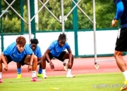 战火焚身！女足赛场火爆比赛，场面激烈